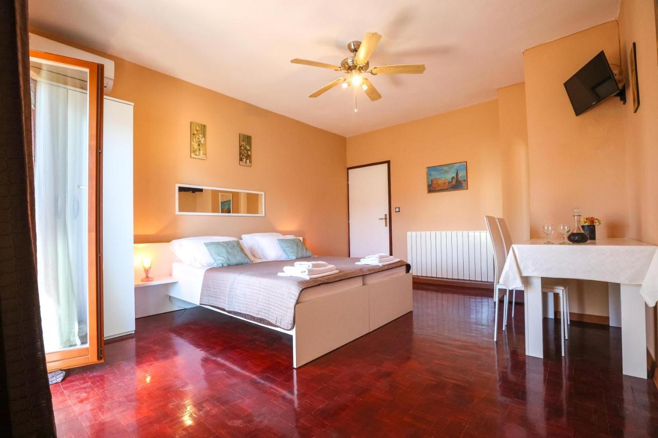 Apartments And Rooms Sinka Biograd Na Moru Exterior foto