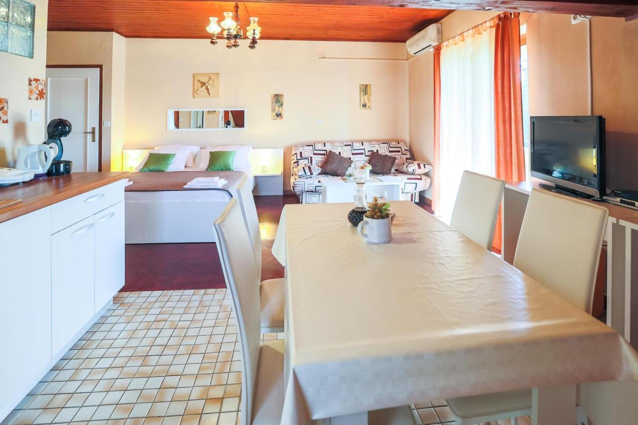 Apartments And Rooms Sinka Biograd Na Moru Exterior foto