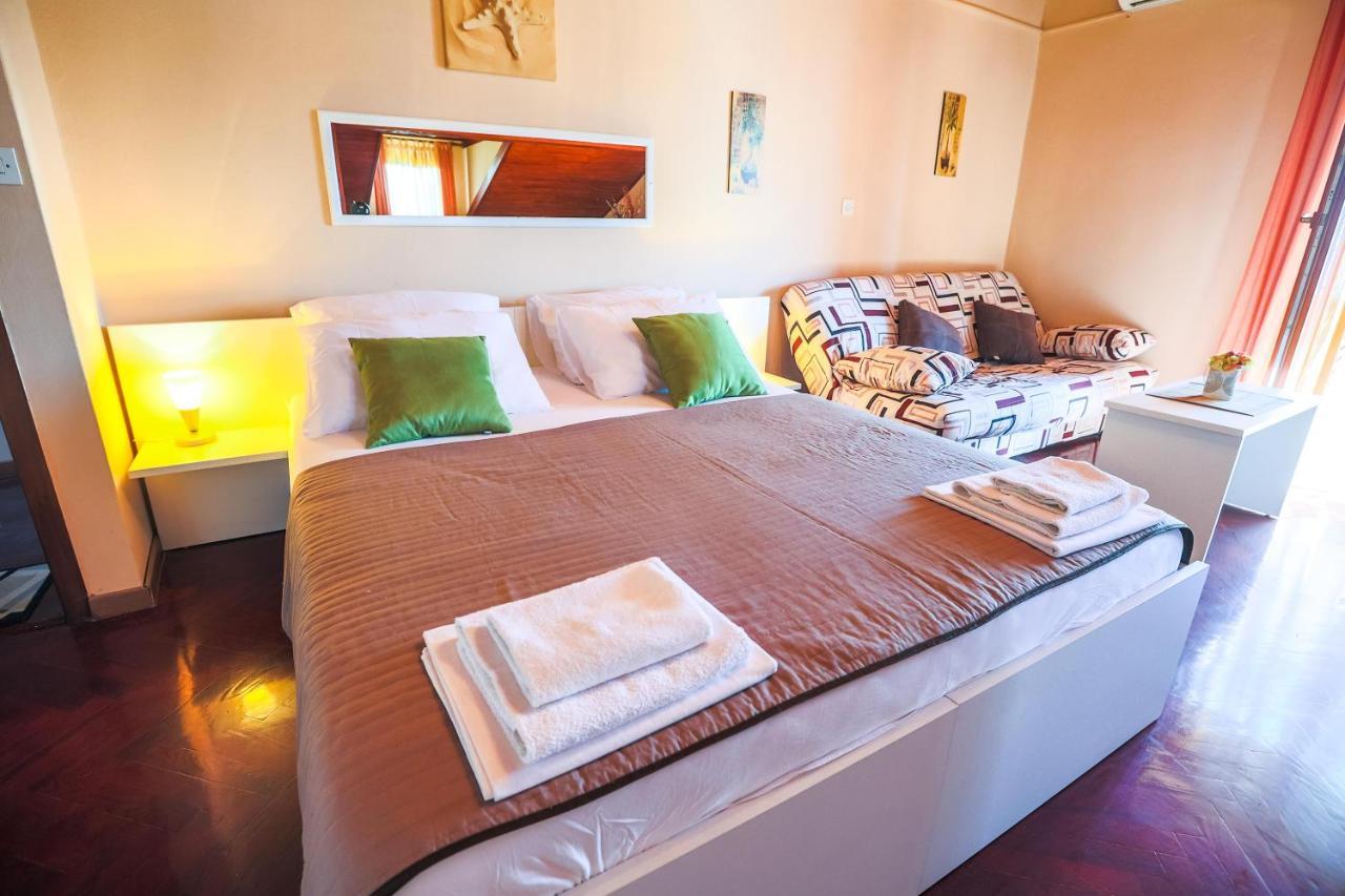 Apartments And Rooms Sinka Biograd Na Moru Exterior foto